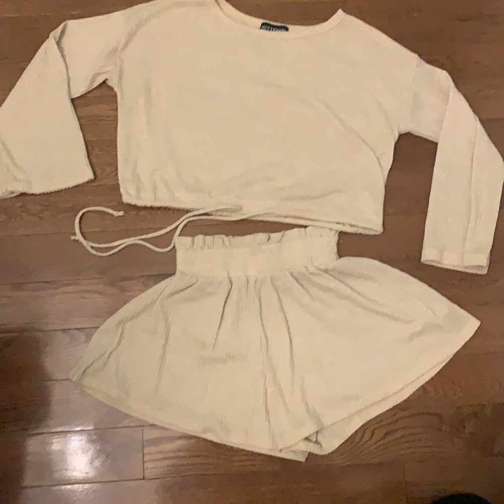 Kittenish cropped light sweater and shorts set